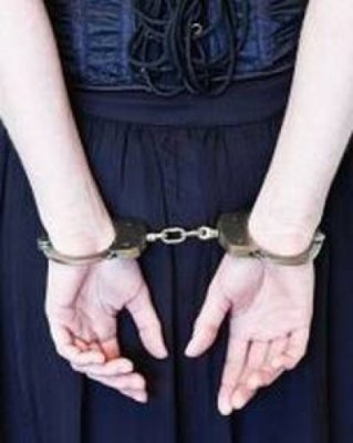 Prinşi de oamenii legii în timp ce cărau bagaje: furaseră rufele dintr-un uscător
